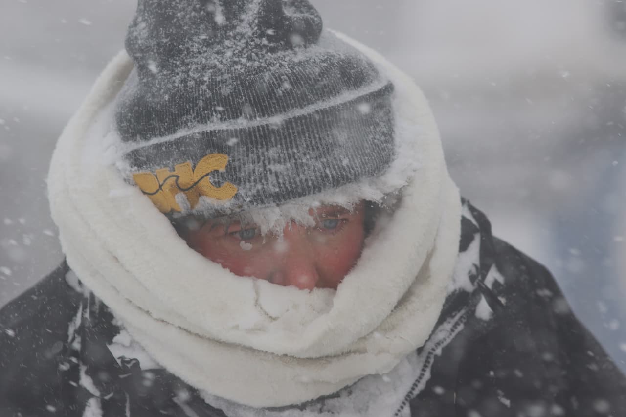 Varias personas intentan despejar la nieve que se acumula en las aceras de Boston, Massachusetts.