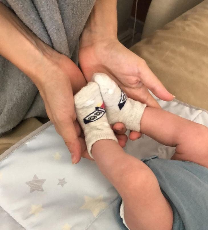 "Yo elegí hacer este proyecto y aún así me costaba. Eso me hizo pensar en todas esas mujeres que no pueden elegir, que tienen que soltar a sus bebés desde los primeros meses para salir a trabajar para mantenerlos, para conservar sus trabajos en una sociedad que muchas veces no las entiende ni valora por el proceso que acaban de pasar o simplemente porque desean seguir ejerciendo su profesión (lo que no lo hace menos duro)", reflexionó. 
<br>