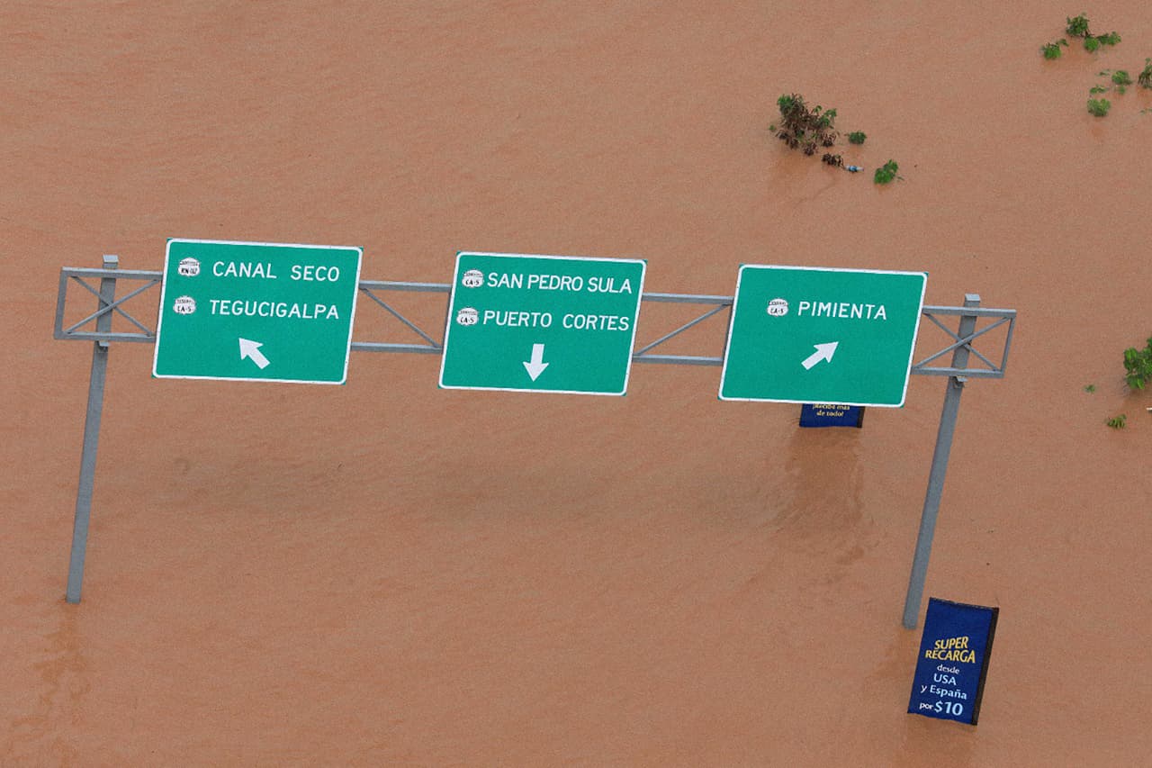 El agua sobre una vía del norte de Honduras, a las afueras de San Pedro Sula. Con gran parte del norte de Nicaragua y Honduras aún bajo el agua podrían pasar varios días antes de que se conozca la gravedad del más reciente desastre natural que asola a Centroamérica.