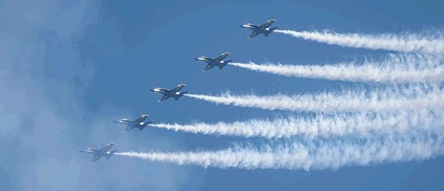 La misión de los Blue Angels es mostrar el trabajo en equipo y el profesionalismo de la Marina y el Cuerpo de Marines de los EEUU, a través de demostraciones de vuelo y alcance comunitario, mientras se inspira una cultura de excelencia y servicio al país.