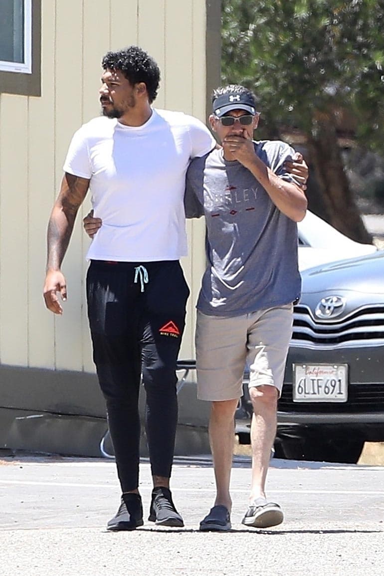 Mychal, hermano de la artista, ha estado cerca de sus padres para tratar de darles fuerza en estos difíciles momentos. 
<br>