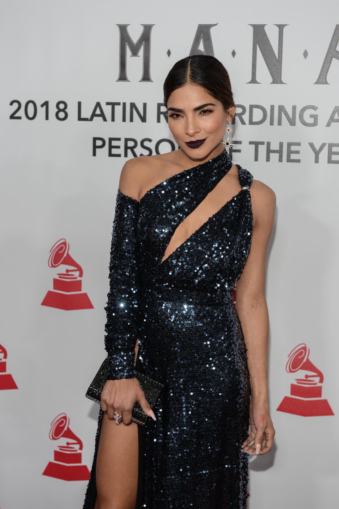 Alejandra Espinoza, conductora de Nuestra Belleza Latina, espectacular como de costumbre en el tributo a Maná.