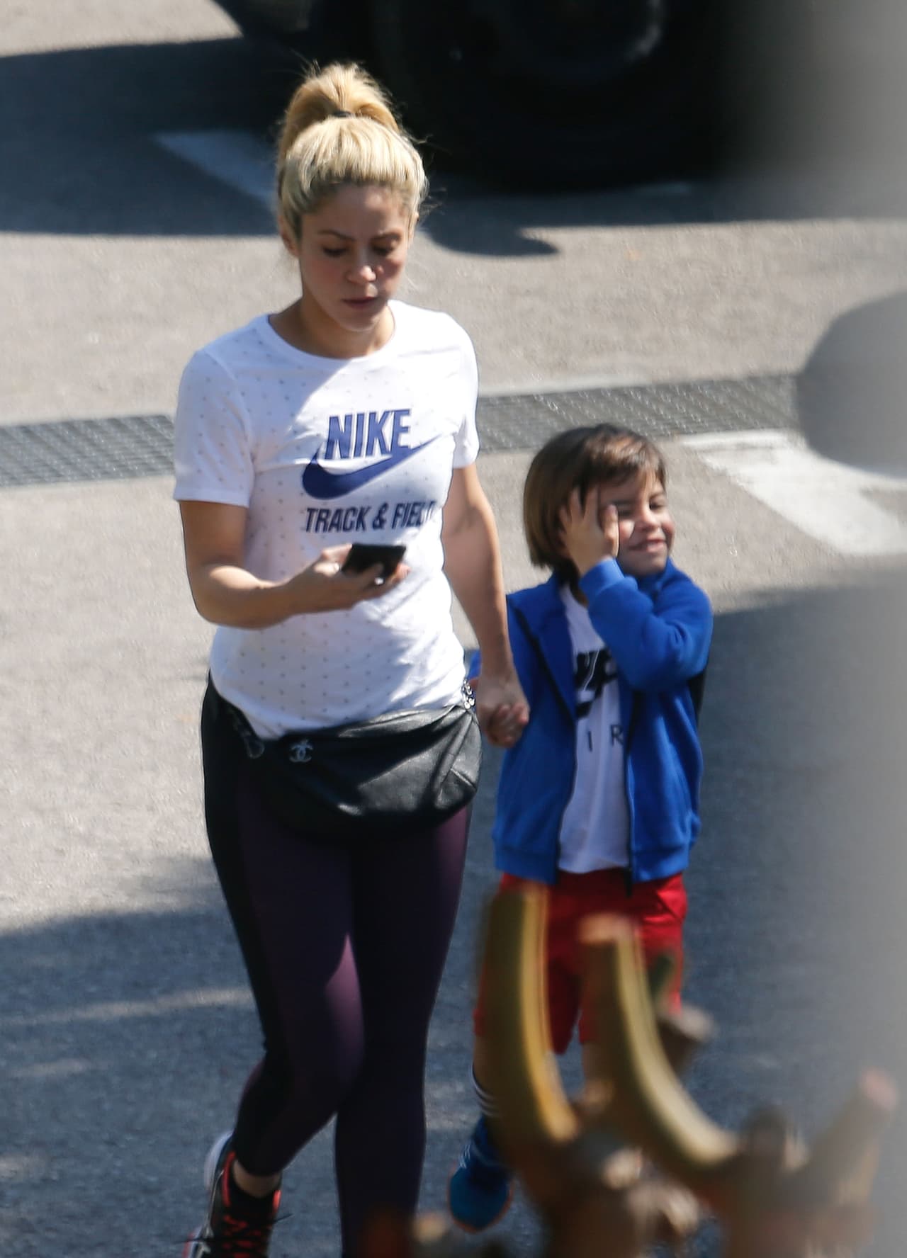 Este clásico accesorio de los noventa está de regreso y una de las famosas que mayor uso le ha dado es Shakira.