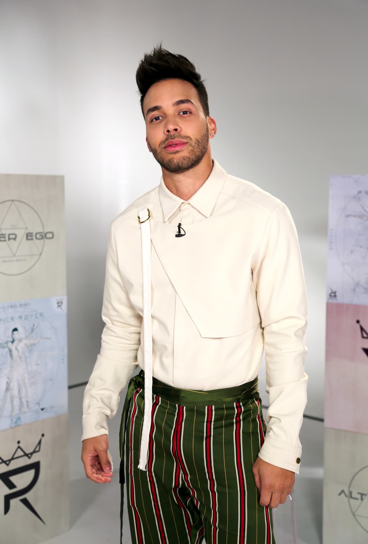 Más adelante, grabó una versión en portugués de la misma canción, al lado del cantante brasileño Michel Teló. Además, con el lanzamiento de ‘Double Vision’ vieron la luz colaboraciones con Tyga, Kid Ink, Snoop Dogg, Jennifer López y Pitbull.