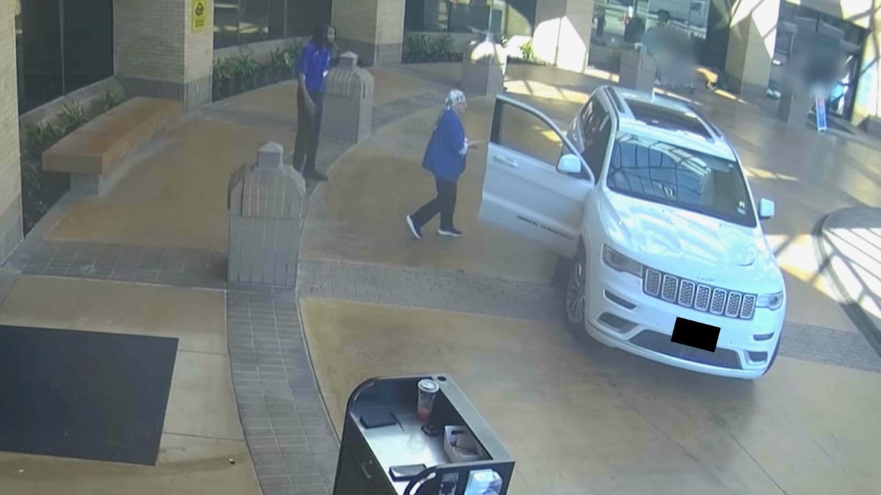 En el video se observa el momento en que una enfermera se acercó al auto de Luis, sin saber que dentro una mujer estaba dando a luz.