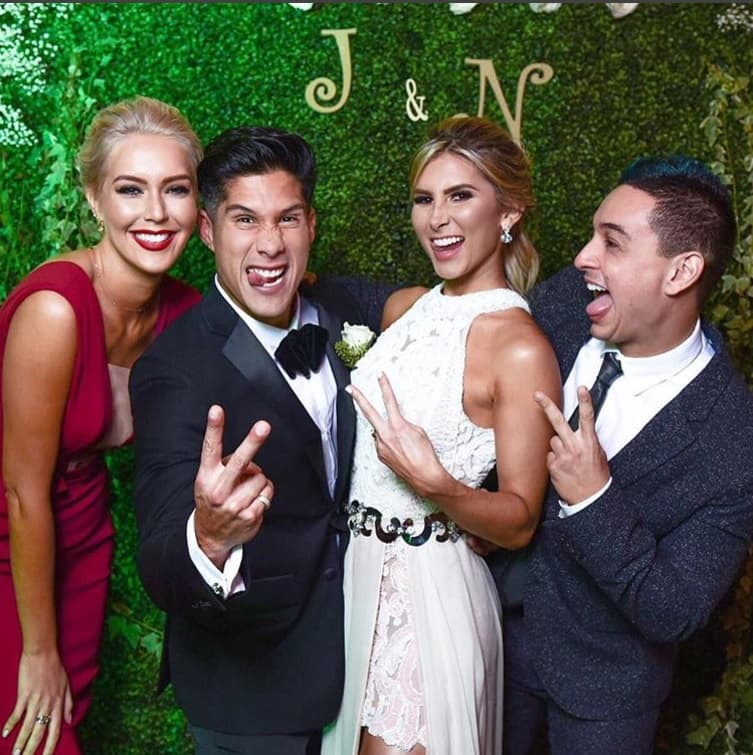 "¡Y nos casamos por el civil, demasiado feliz! ¡Te amo!", comentó la radiante novia en una de las fotografías que compartió en su cuenta de Insatgram.