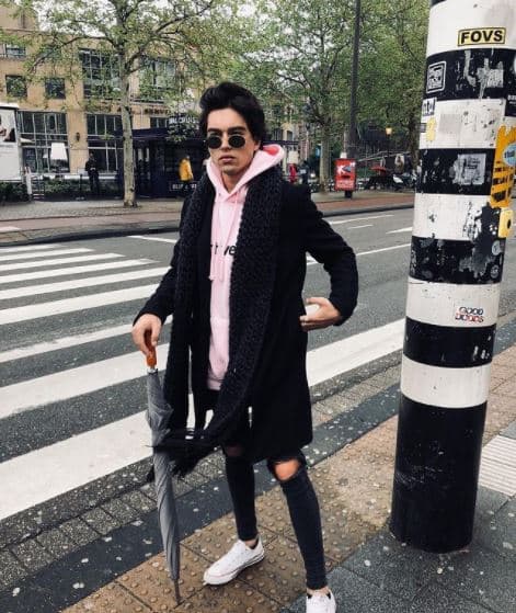 Durante las grabaciones surgieron rumores acerca de una supuesta mala actitud por parte del joven artista con sus compañeros y la producción. Sin embargo, Karla Sofía Gascón tiene otra impresión. 
<br>