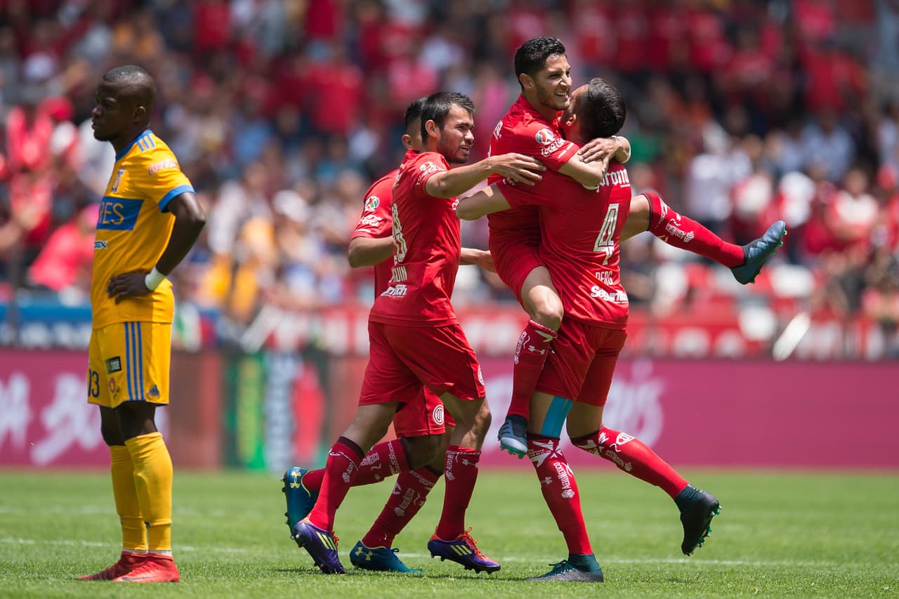 Golazo de Ángel Reyna quien controló el balón fuera del área y metió un potente disparo que entró cerca del ángulo. GOLAZO.