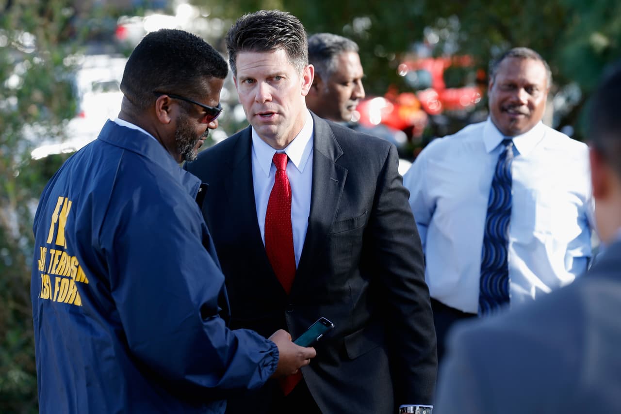 Según oficiales tanto el hombre como la mujer vestían ropa militar.