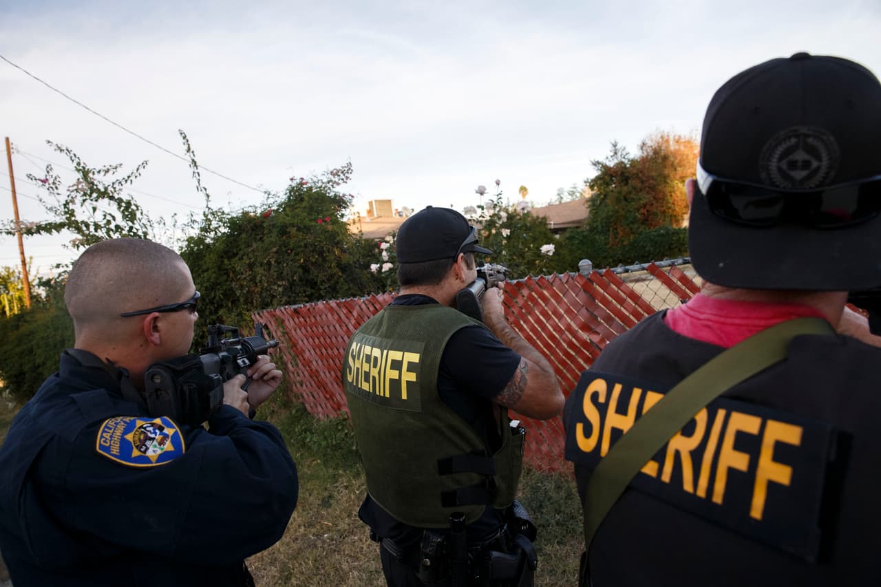El policía fue herido aunque su vida no corre peligro.