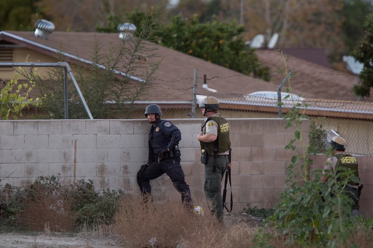 El radio de búsqueda se amplió. La policía trataba de ubicar una camioneta negra en la que iban los asaltantes.