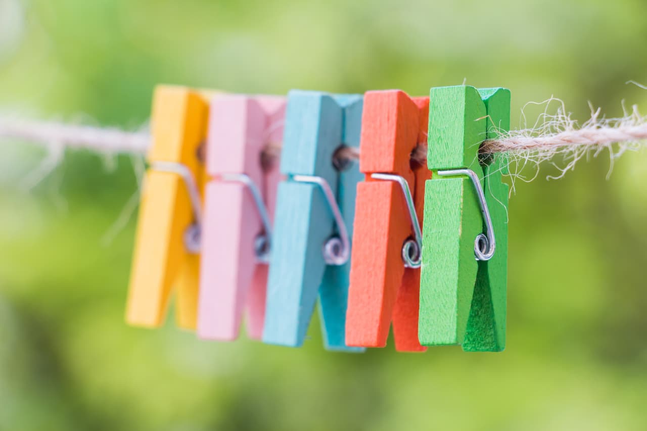 Una vez lavada, deja la funda secando bajo el sol para evitar que se encoja. No uses ni secadora, ni plancha, ya que de esta manera también se pueden dañar los químicos que la protegen de incendios.