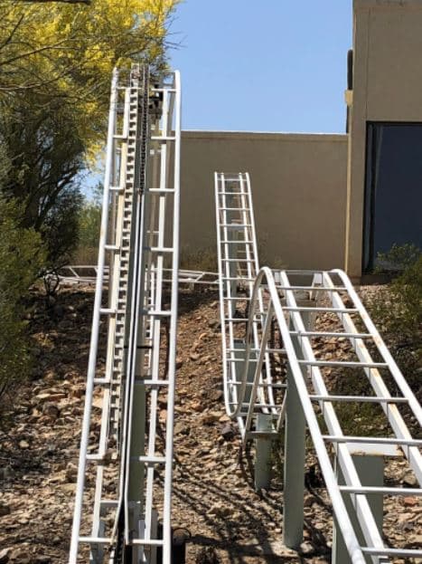 La montaña rusa está diseñada para transportar a una persona a la vez en una pista de aproximadamente 190 pies de largo y se mueve hasta 20 millas por hora.