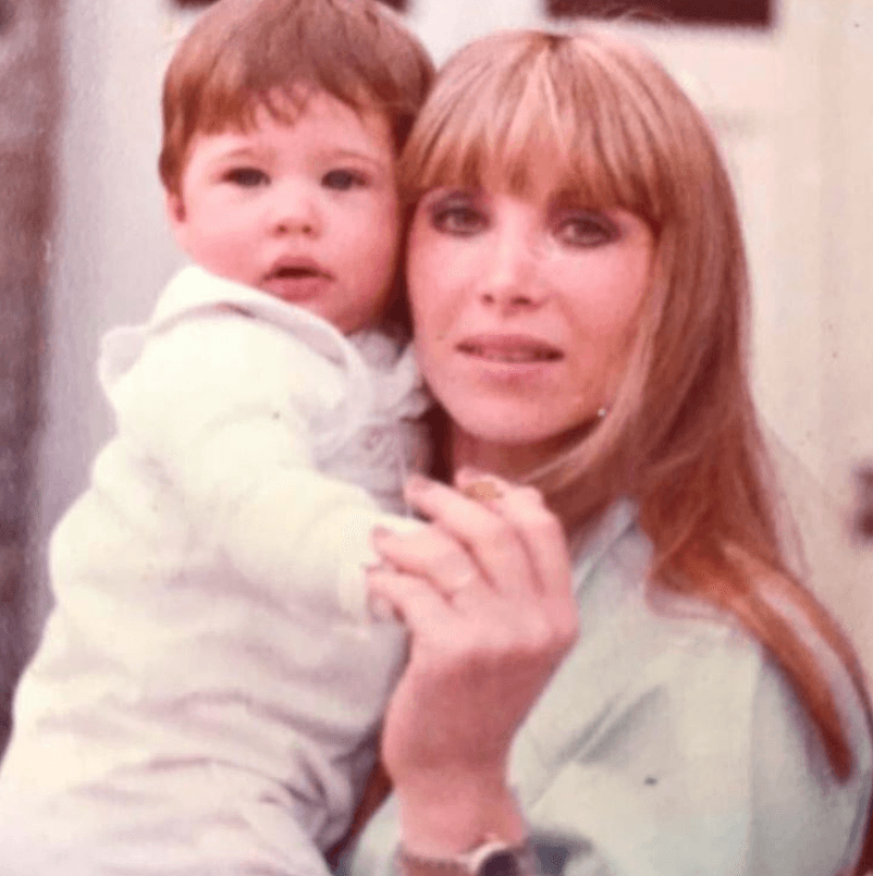 "La versión de Rulli se transmitió en Argentina en 2005 y le fue realmente muy bien, fue un superéxito. Como dije antes mi abuela y mi madre la veían siempre y da la casualidad de que cuando se estrenó mi primera novela en Argentina ocupamos el horario de Rubí, la primera semana iba mitad de hora Rubí y la otra mitad de hora mi primera novela, entonces siempre veía con mi abuela el final de Rubí y el principio de la mía. Me quedaron esos recuerdos", dijo en entrevista para 
<a href="https://peopleenespanol.com/telenovelas/rodrigo-guirao-interpreta-a-hector-nueva-version-de-rubi/" target="_blank">People en Español</a>, este lunes 27 de enero.