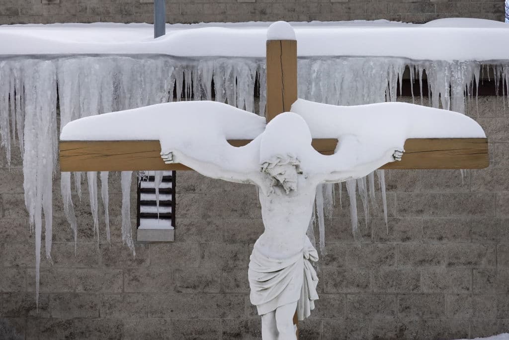 El hielo crece en el costado de una iglesia en el vecindario de Humboldt Park. Los residentes de Chicago amanecieron el 16 de febrero después de que una tormenta que dejó más de 17 pulgadas de nieve en algunas áreas de la ciudad.