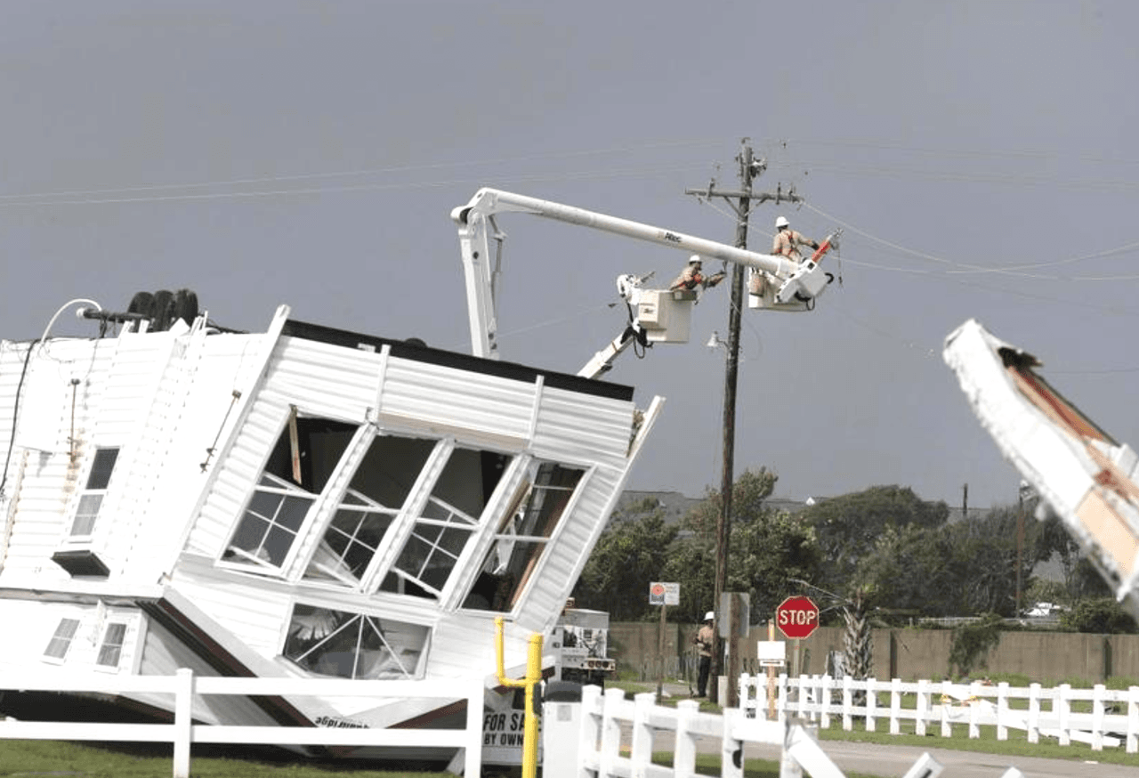Al menos 147,000 personas están sin electricidad en Carolina del Norte