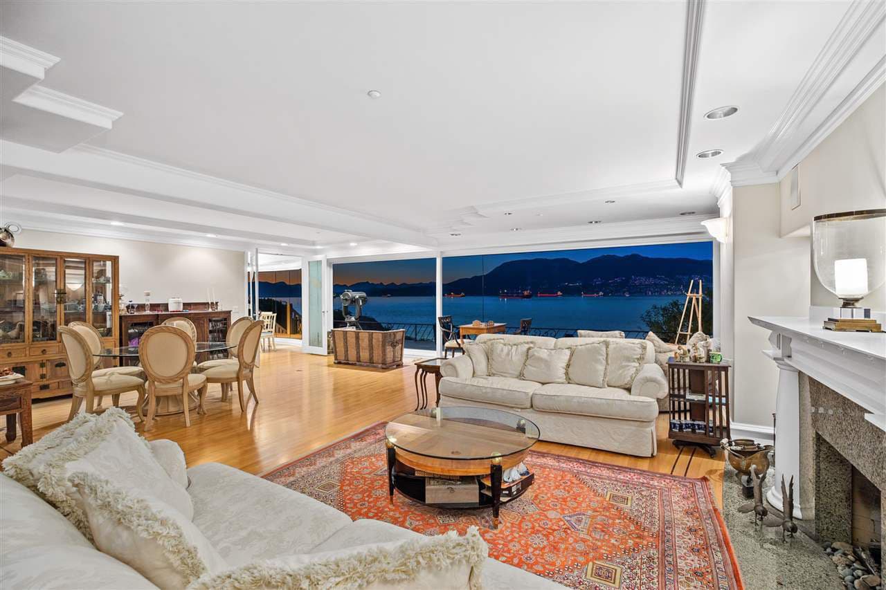 Y tiene 6 habitaciones y 5 baños.