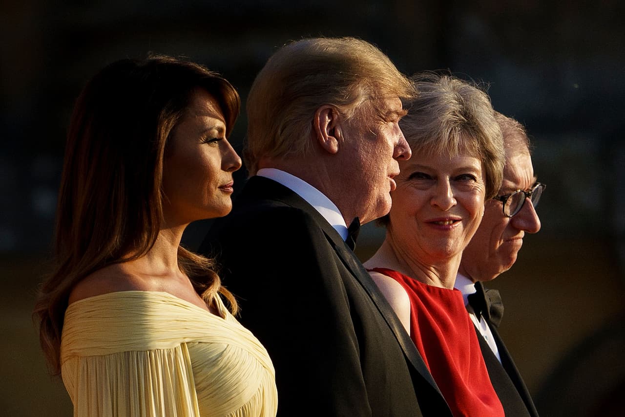 La visita de Trump coincide con una semana tumultuosa para May. 
<a href="https://www.univision.com/noticias/brexit/la-dimision-de-boris-johnson-ministro-de-exteriores-britanico-pone-a-may-contra-las-cuerdas">Dos ministros de alto rango renunciaron</a> en protesta por sus planes que favorables a las empresas que comercien con la Unión Europea.