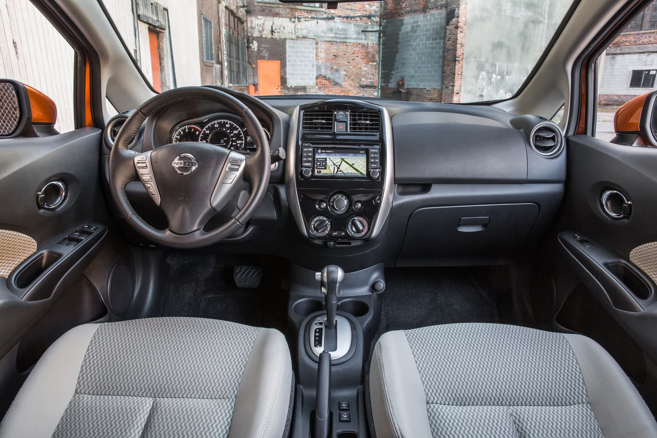 El tope de gama, la versión 
<b>SL Xtronic</b> del 
<b>Nissan Versa Note</b>, trae el 
<b>NissanConnectSM</b>, un sistema de aplicaciones y navegación con una 
<b>pantalla táctil de 5,8 pulgadas</b> en el centro del panel de instrumentos.