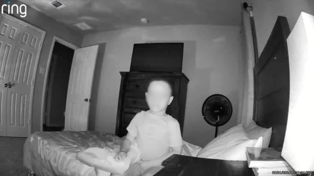 Este es el momento, captado en video, en el que una voz se escucha en la cámara de Ring que estaba en el cuarto de un niño, la madrugada del 21 de julio en Killeen, Texas.