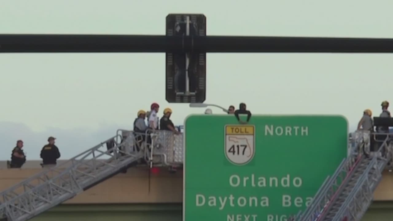 Amenazó con lanzarse de un puente provocando el cierre de la SR-417: fue una crisis mental, dicen autoridades