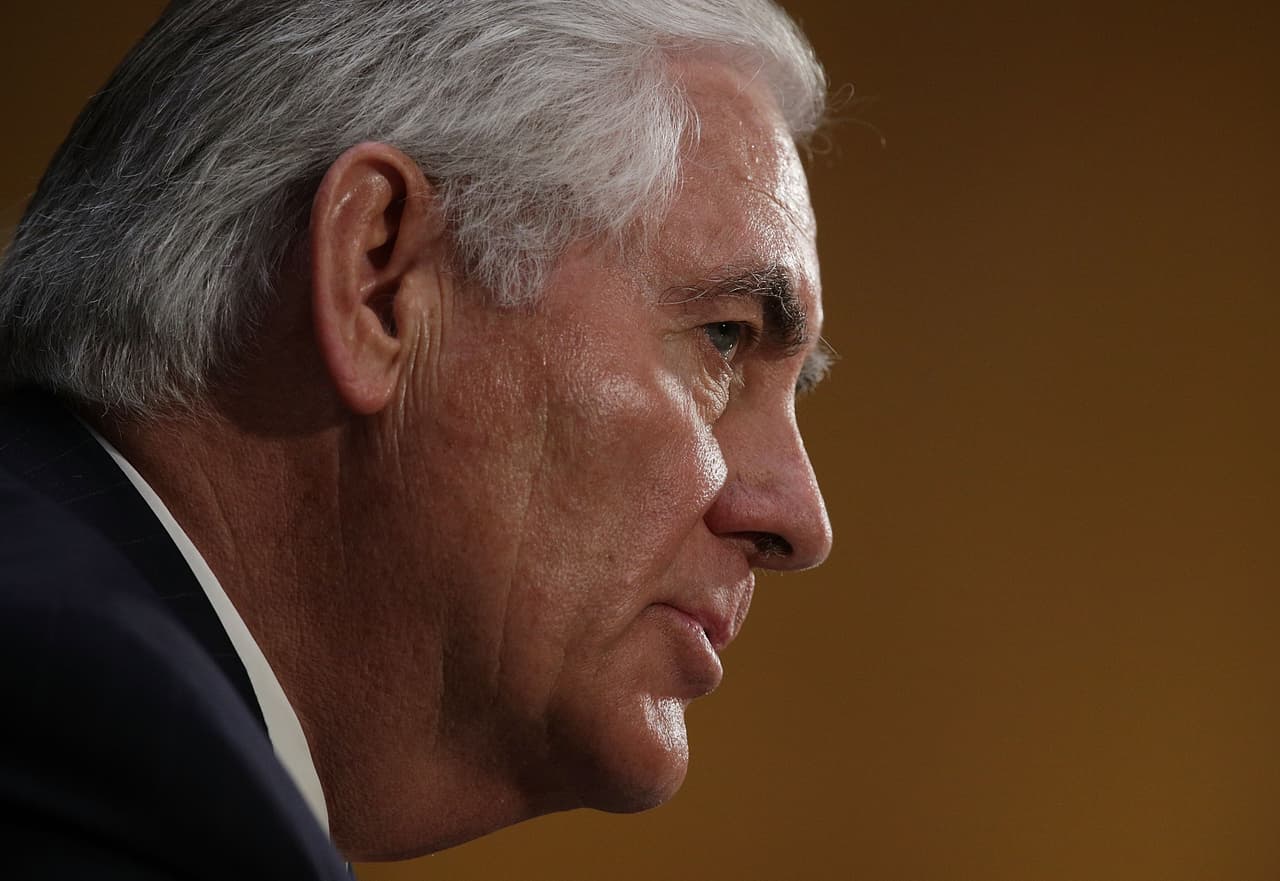 Tillerson asegura que EEUU considera restringir las exportaciones petroleras de Venezuela