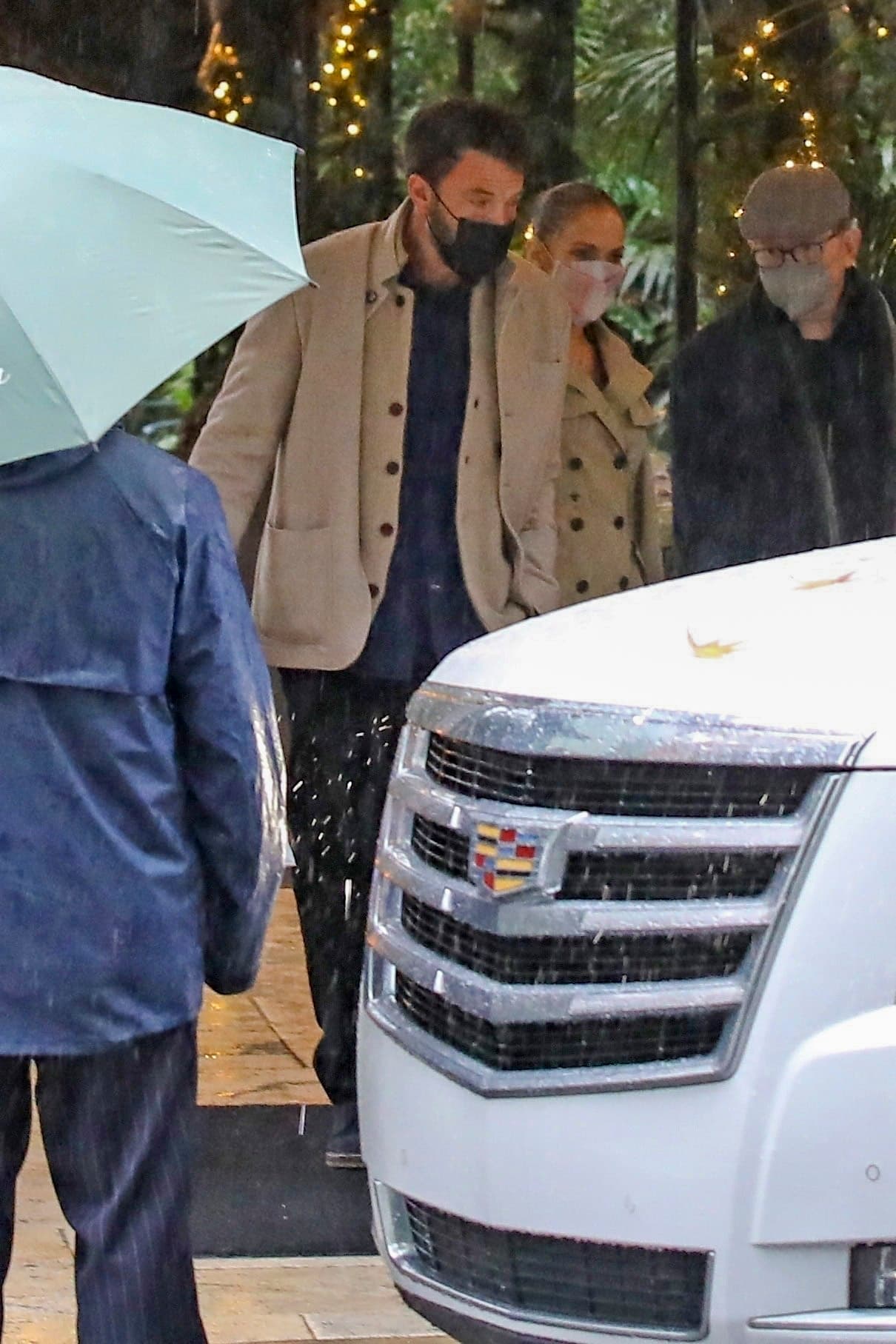 Esto habría sucedido a finales de abril, cuando la prensa en EEUU comenzó a reportar que la pareja
<b><a href="https://www.univision.com/famosos/jlo-y-ben-affleck-viaje-montana-fotos" target="_blank"> estaba siendo vista en varios encuentros. </a></b>
<br>