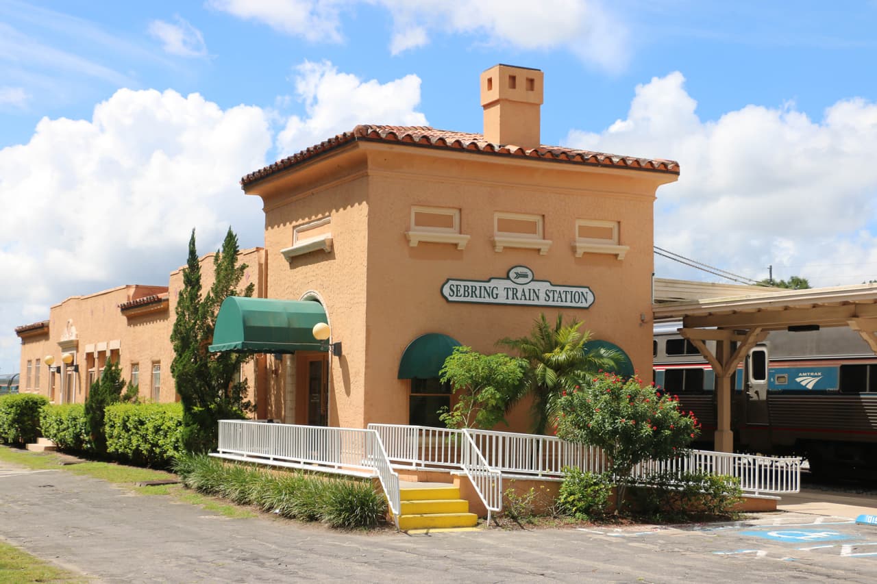 <b>Puesto 6. Sebring, Florida. </b>
<br>
<br>Salario promedio en 2019: 28,990 dólares al año. 
<br>
<br>Empleo con más concentración: asistentes de fisioterapeutas (6.0 veces más común que en el resto del país).
<br>
<br>Salario promedio anual de estos empleados: 24,210 dólares (salario promedio nacional: 27,000).
<br>
<br>De los 10 principales empleadores en el área metropolitana de Sebring y el condado circundante, cuatro pertenecen a la industria de servicios sociales y de salud.
<br>