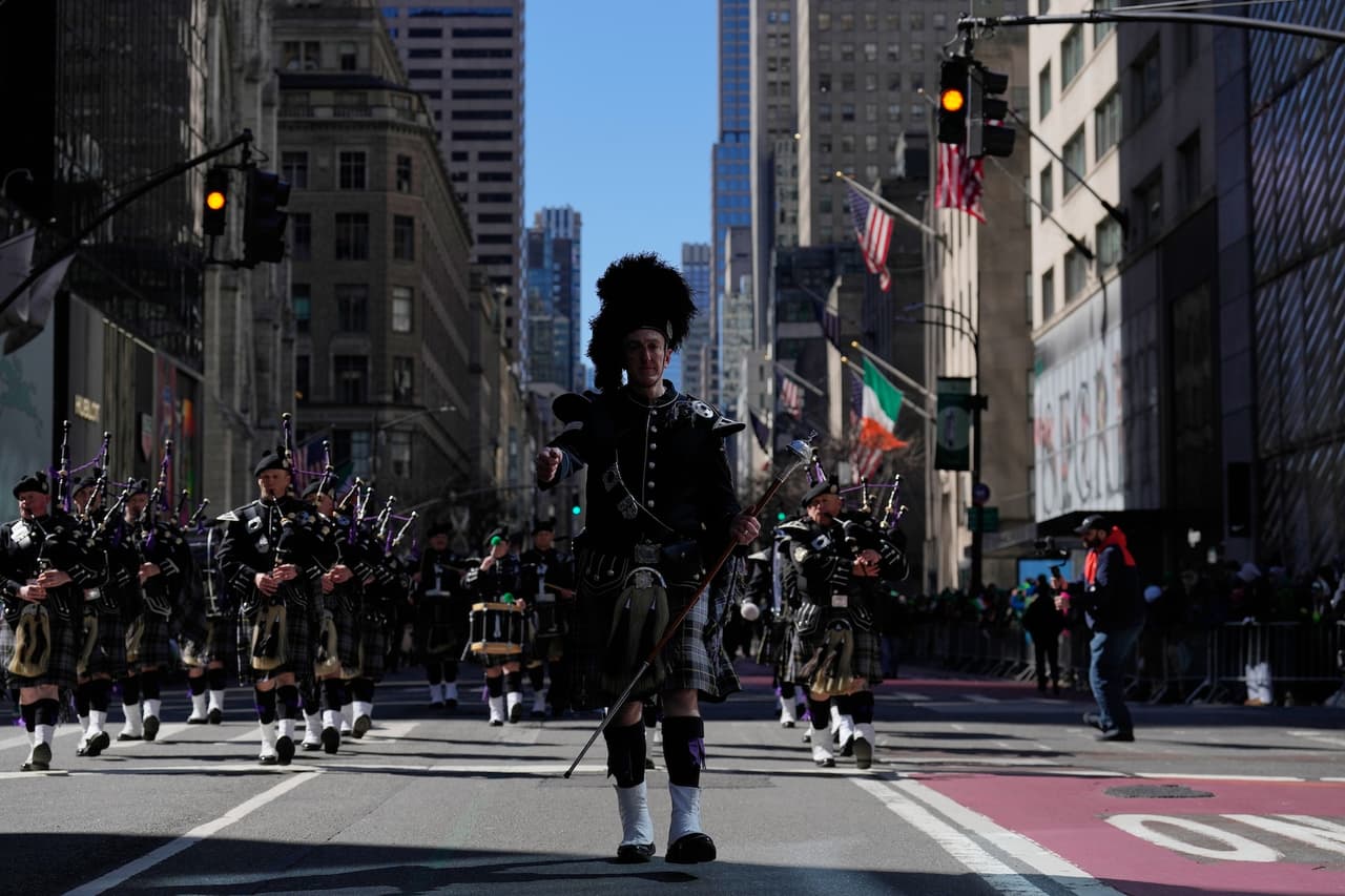Considerado uno de los eventos culturales más grandes de Estados Unidos, el desfile honra la herencia irlandesa con una tradición única: todos los participantes marchan a pie sin carrozas.