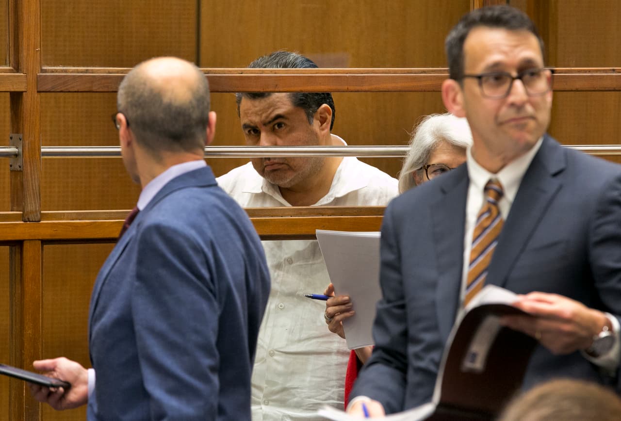 Aunque no está claro si la vestimenta le fue proporcionada por las autoridades,
<b>en las cárceles de Estados Unidos los distintos colores en los uniformes de los detenidos se utilizan para indicar el estatus del reo</b>. Los más comunes en las prisiones estadounidenses son el blanco, rojo, azul, naranja, verde y blanco con rayas negras.