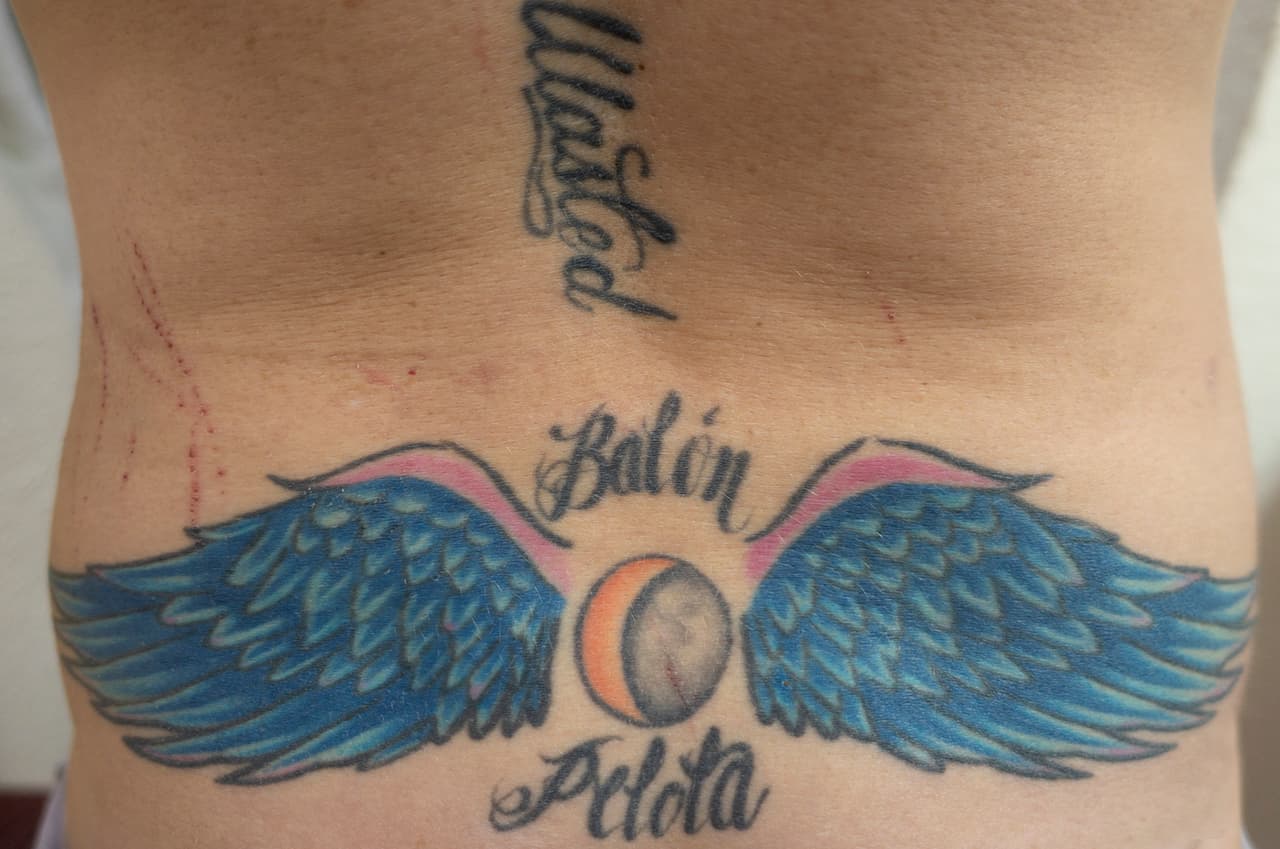 Justo a la mitad de su cuerpo están los nombres de sus hijos, acompañados de unas alas de ángel. Los ubicó ahí "porque ellos son todo mi centro", explicó.