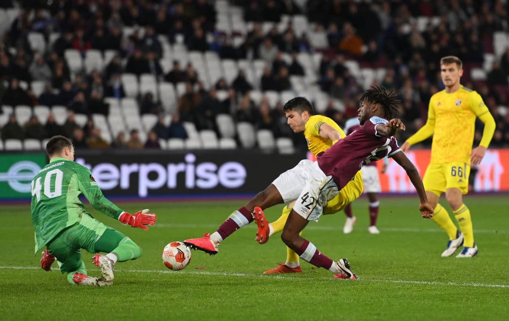 Las visitas son los dueños de la noche luego de que el Rapied Viena le pegara 0-1 al Genk y el Dinamo Zagreb soprende 0-1 al West Ham en Inglaterra.