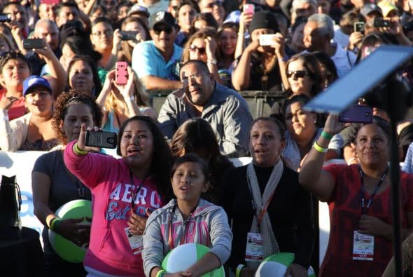 Cientos de personas disfrutaron de la tremenda celebración del Latin Grammy Street Party en Phoenix, donde estuvieron presentes varias agrupaciones nominadas a los premios GRAMMY® Latino incluyendo: Conjunto Primavera, Voz de Mando y Los Canarios de Michoacán. Esta fenomenal fiesta es un preámbulo a la gran noche de la música con la edición 15 de los premios anuales del GRAMMY Latino. Además de disfrutar de lo mejor de la música, los fans pudieron ganar premios y conocer a personalidades de Televisión y Radio de Univisión Arizona.