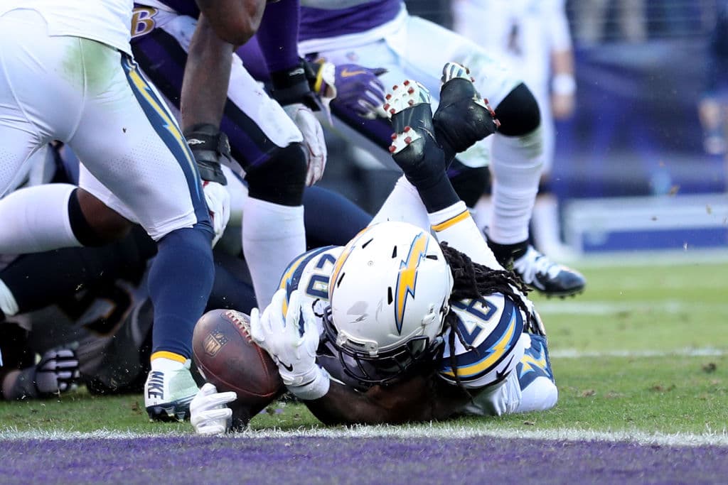Melvin Gordon tuvo esta jugada donde pierde el ovoide a centímetros de la línea de gol que pudo haber derivado en algo catastrófico para los Chargers.