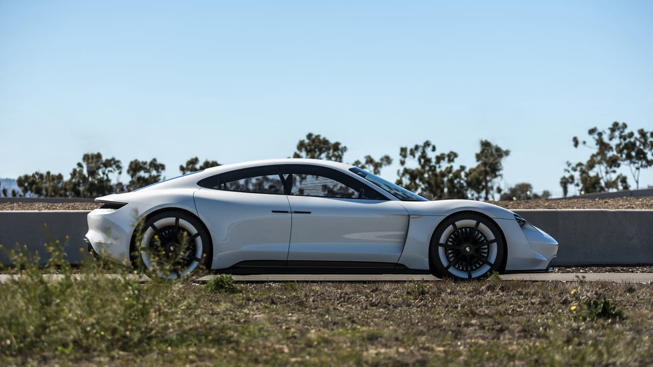 Hasta que no conozcamos todos los detalles de su versión comercial, les podemos decir que el Porsche Mission E conceptual es un 
<b>sedán deportivo</b> equipado con un 
<b>tren motriz 100% eléctrico</b> consistente de dos motores eléctricos sincronizados de imanes permanentes alimentados por una batería de iones de litio. Este tren motriz desarrolla 
<b>más de 600 caballos de fuerza</b> y puede recorrer hasta 310 millas con una sola carga.
