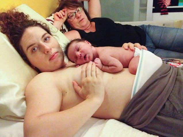 “Convertirse en madre es como descubrir la existencia de una nueva habitación en la casa donde ya vives”, dijo alguien. La fotógrafa 
<a href="http://www.annaogierbloomer.com/" target="_blank">Anna Ogier-Bloomer</a> se lanzó a retratar todos los rincones de esta nueva habitación en unas imágenes sin trampa ni cartón que dan idea de lo cansado y bello del empeño (“es lo más duro que he hecho nunca”, afirma).