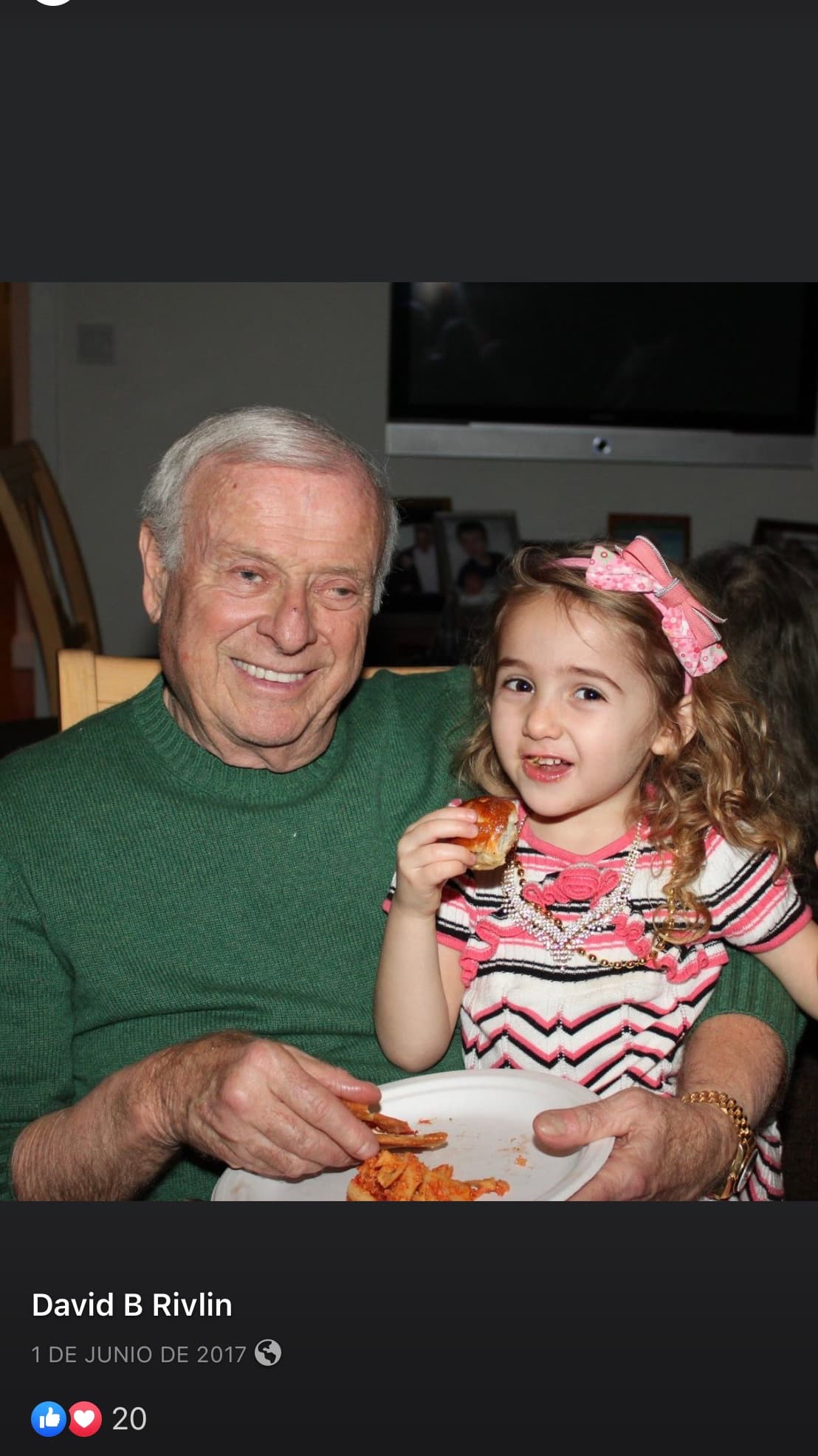 Su abuelo David Rivlin (con ella más pequeña, en la foto) también ha compartido su pena a través su cuenta de
<b><a href="https://www.facebook.com/david.b.rivlin/timeline?lst=100000213961089%3A1437436747%3A1573408620">Facebook.</a></b>