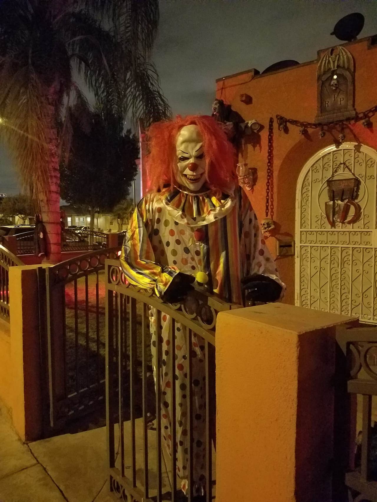 La pareja, junto con la ayuda de sus dos hijos, comienzan la transformación de su residencia a finales de septiembre.