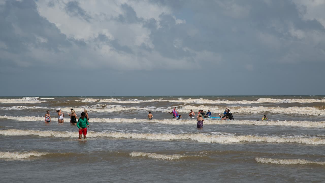 Por su parte, el condado Galveston revocó las prohibiciones que tenía de recibir visitantes en sus playas el pasado 1 de mayo.
