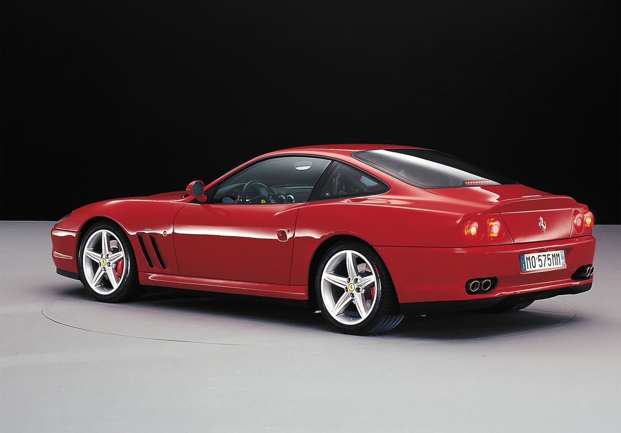 El 
<b>Ferrari 575 Maranello 2002</b> cuenta con un motor V12 que desarrolla 515 caballos de fuerza que le permite ir de 0 a 60 mph en 4.2 segundos y alcanzar una velocidad máxima de 202 mph. En sitios de venta se ofrece por un valor que ronda los 150,000 dólares.