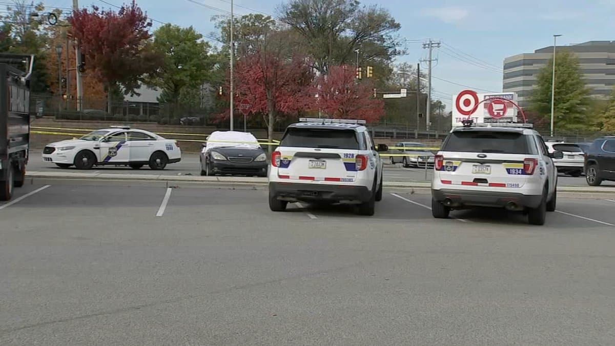 Dos personas encontradas muertas en el estacionamiento de una tienda Target de Filadelfia
