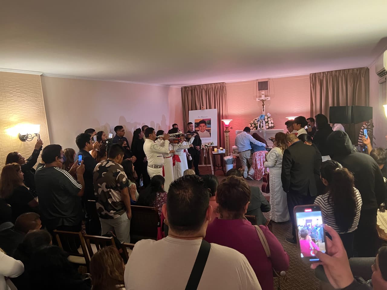 Y mientras la familia trata de procesar esta tragedia, autoridades siguen tras la búsqueda del conductor de la Ram blanca. La familia pidió que cualquier información que tengan de ese vehículo, p
<b>or favor se comparta llamando al tel. 1-888-57-PISTA (74782).</b>