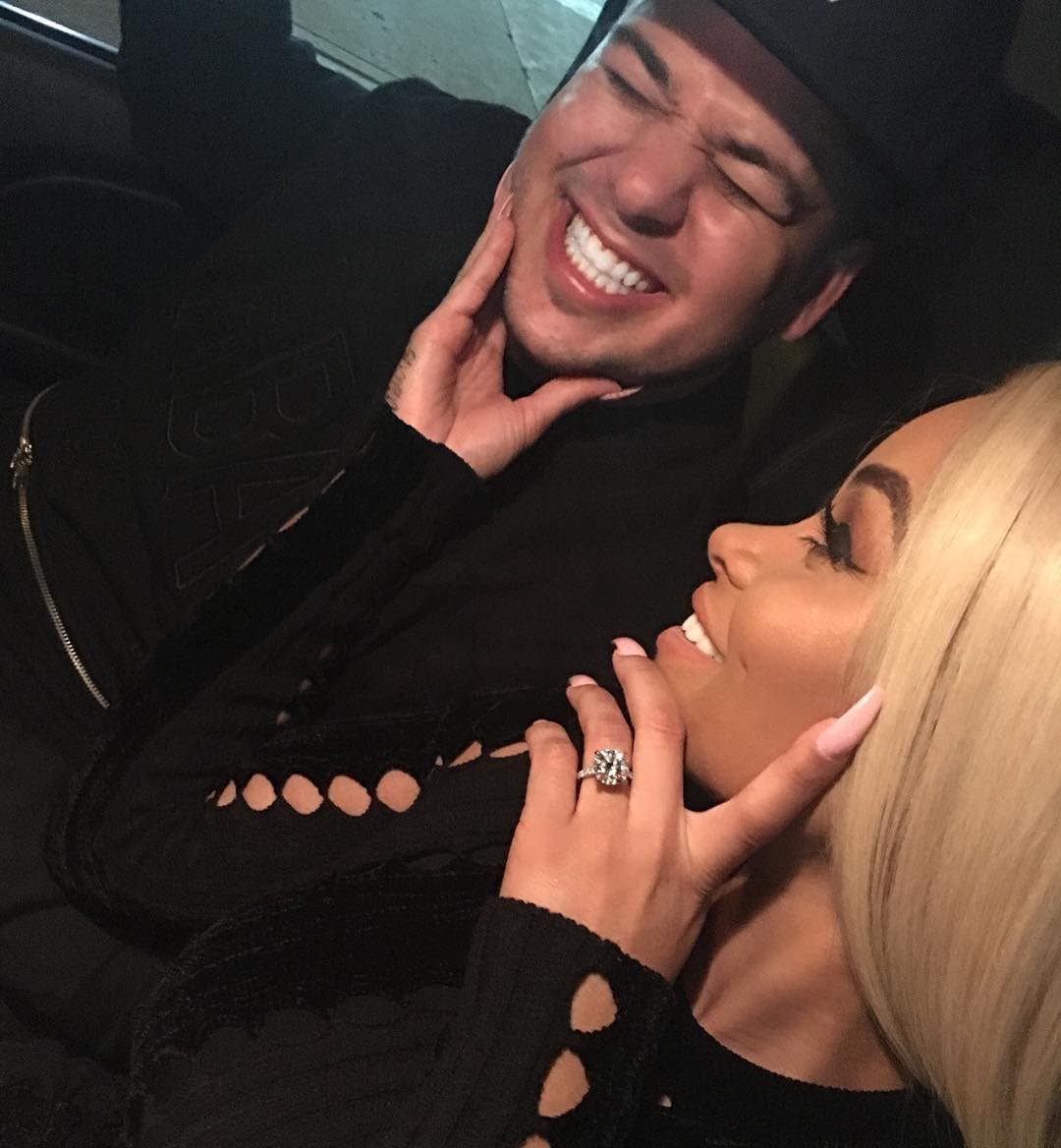 Blac Chyna compartió esta foto en sus redes sociales, en la que presume su brillante anillo de compromiso.
