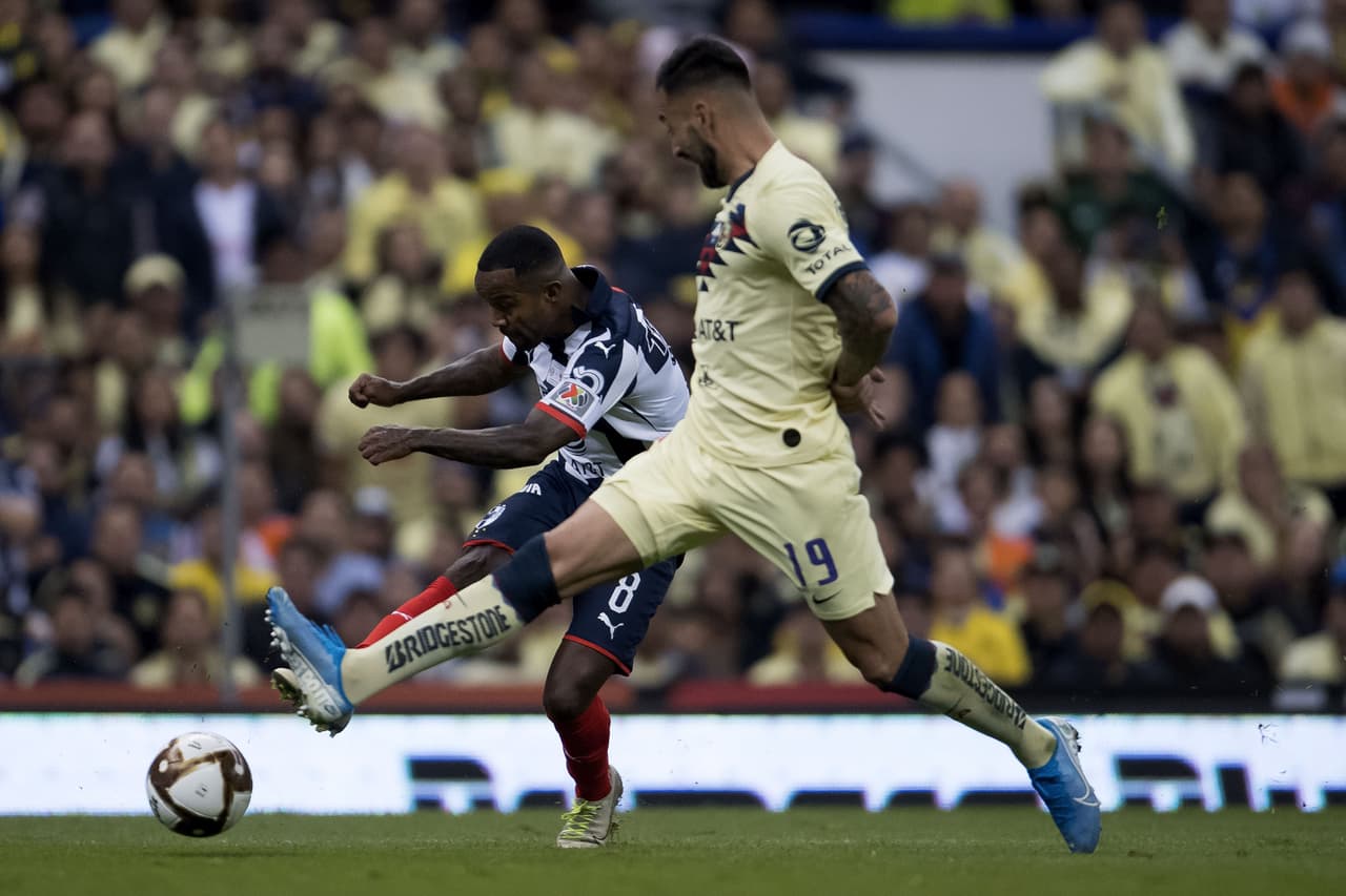 Dorlan Pabón dispara desviado y débil, Ochoa sólo vigila con la mirada.