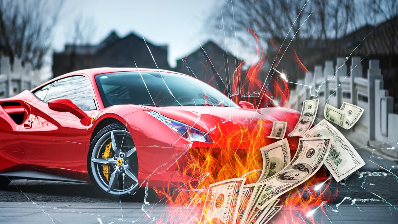 Cada vez es más común enterarse de accidentes ocasionados por conductores con poca experiencia (o poco criterio) detrás del volante de estos supercarros millonarios. A continuación, te presentamos algunos de los choques donde estuvieron involucrados los autos más caros del mundo.