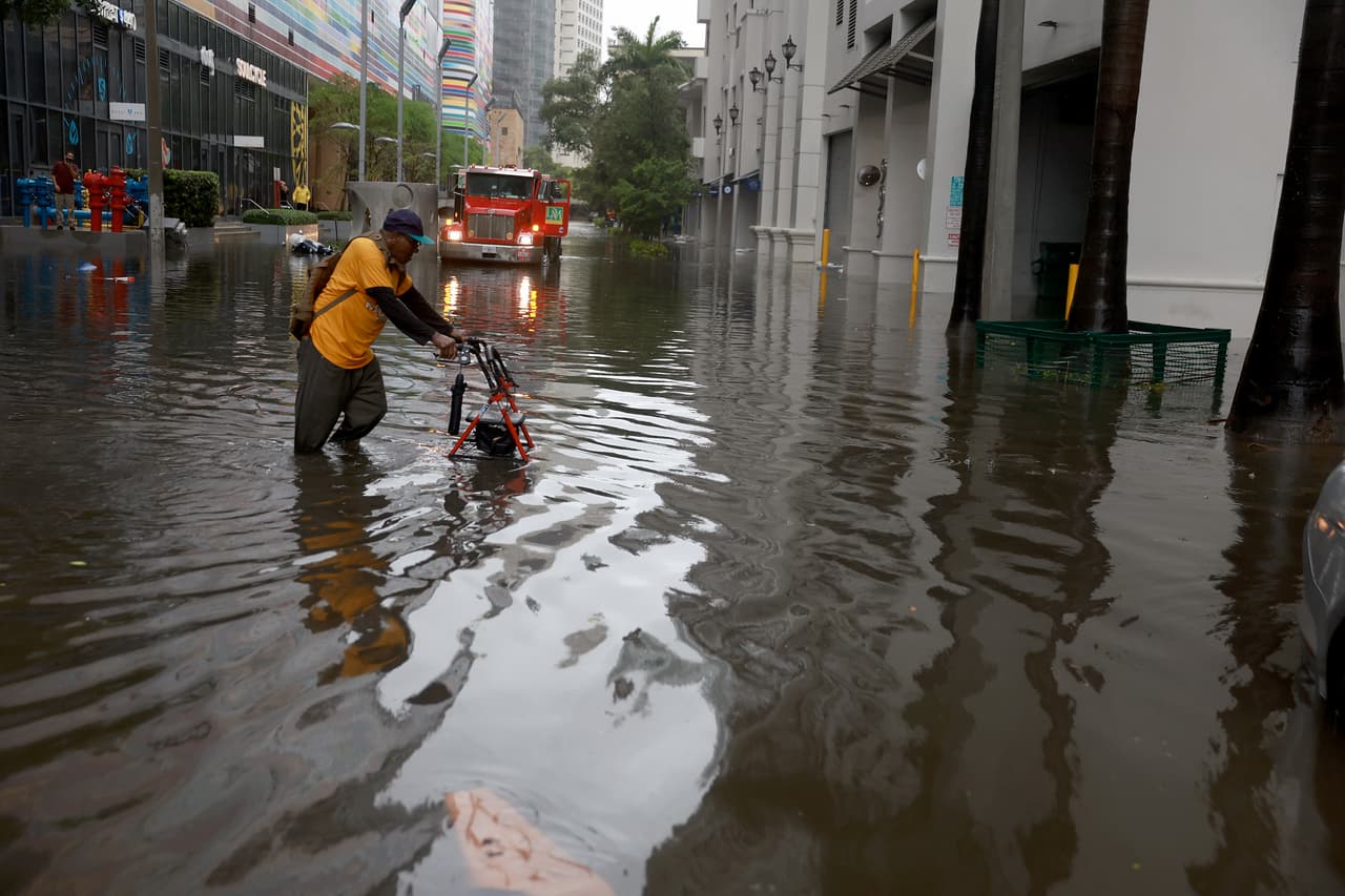Las personas lucharon con las aguas y las lluvias han continuado durante el sábado.
