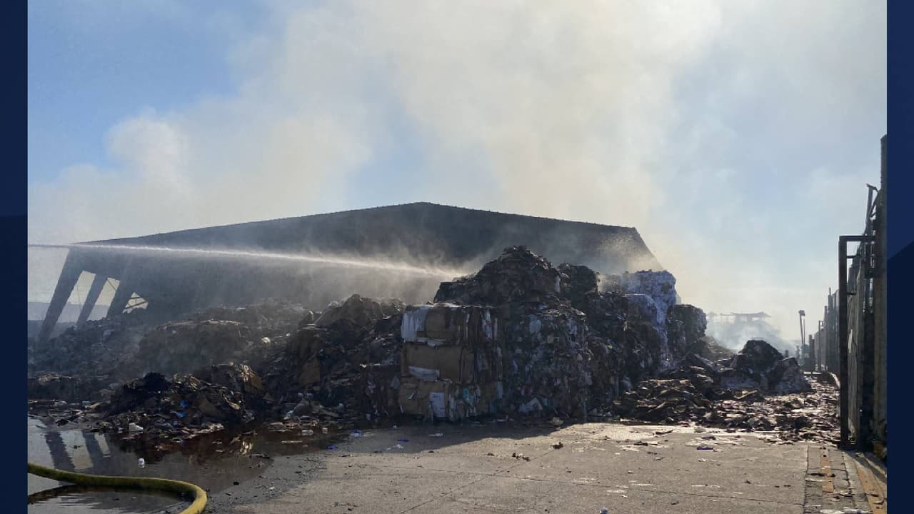 Cartón y papel ardió en llamas y el viento fue un factor para que se propagara a otros negocios de llantas y madera.
<br>