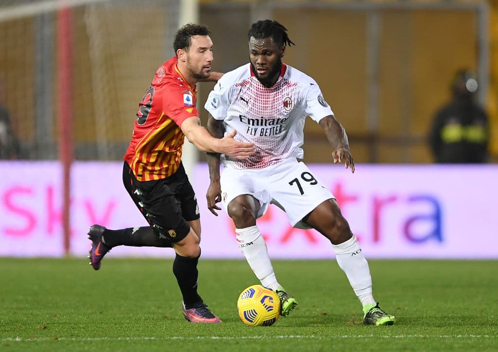 Milan se impuso al Benevento por 2-0. Sin sus estrellas, los ‘rossoneros’ triunfaron con goles de Frank Kessié y Rafael Leao y ya es líder de la Serie A.
