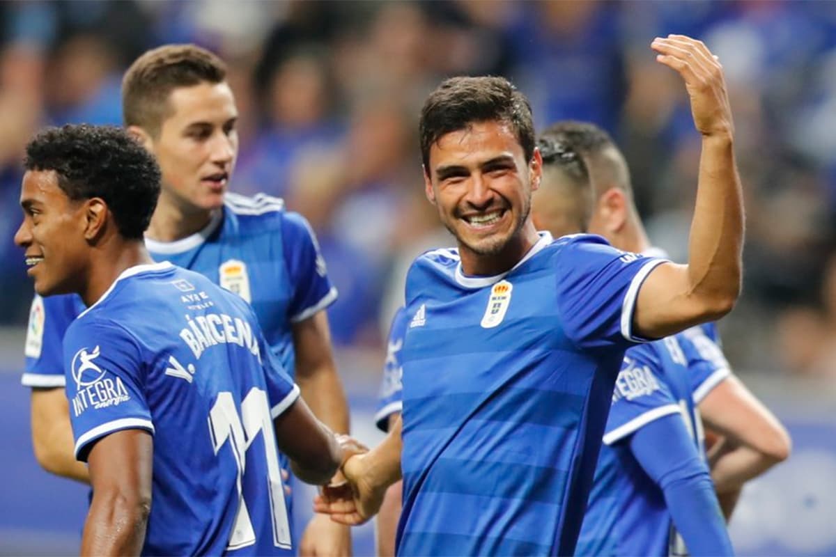 El mexicano Oswaldo Alanis (derecha) fue figura con el Real Oviedo en la victoria 2-1 sobre el Sporting de Gijon en el Derbi asturiano de la Liga 123.