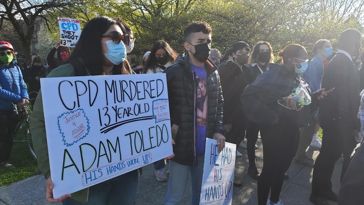 Los asistentes han criticado al Departamento de Policía de Chicago por un largo historial de conductas inapropiadas, sobre todo en los vecindarios donde viven
<a href="https://www.univision.com/temas/minorias">minorías étnicas</a>, y exigieron justicia para Toledo, quien era latino.